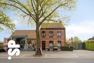 Mooi herenhuis met ruimte voor zelfstandige activiteit op centrale locatie.<br /><br />Indeling gelijkvloers: inkomhall, woonkamer, keuken met eetplaats, wasplaats, badkamer (dubbele lavabo - ligbad) en apart toilet. Voorts is er op het gelijkvloers een handelsruimte (momenteel in gebruik als kledingwinkel) bestaande uit een winkelruimte, apart toilet, kitchenette en inpandige garage (automatische poort).<br />Indeling 1e verdieping: nachthall, 3 slaapkamers en dressing.<br /><br />Deze woning met karakteristieke elementen is in goede staat van onderhoud. De handelsruimte is geschikt voor vele activiteiten (winkel, kantoor, vrij beroep, horeca, ..). Ook is er voldoende parkeergelegenheid.<br /><br />Achteraan de woning is er een mooie aangelegde en zonovergoten tuin met voldoende privacy.<br /><br />Centrale locatie met zeer vlotte verbinding naar E34.<br /><br />EPC: 709 kWh / m².<br /><br />Nog vragen? Contacteer Immo SP op het nummer 014/59.10.20 of via info@immosp.be.