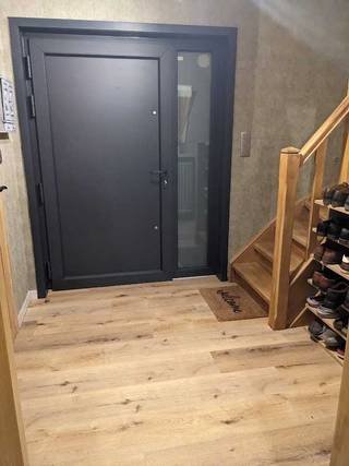 zeer goed isolerend huis op een TOP LIGGING ;het bevind zich in een zeer rustige buurt en tevens in een doodlopende straat.Beneden is voorzien van een hang-wc ,woonruimte ,keuken met vaatwas ,daarnaast een berging voor wasmachine ,garage met sectionale poort,veranda van 22 m²die een aangenaam gevoel heeft met de tuin,deze is voorzien van de nodige zonneweringen .De tuin heeft ook nog een vijver, loungehoekje en tuinberging.Boven vinden we 3 mooie slaapkamers met airco en electrische rolluiken,ook nog een zeer ruime badkamer met dubbele lavabo,inloopdouche,groot bad 90x195 en hang-wc.De zolderverdieping is volledig afgewerkt en heeft 2 veluxramen kan eventueel als extra kamer worden gezien GEEN IMMO GEEN IMMO GEEN IMMO