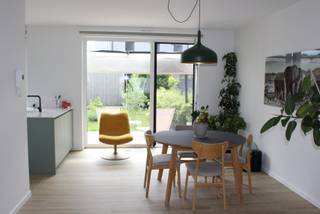 Instapklare BEN-woning (2023) met EPC A+, 13 zonnepanelen en zuidgerichte tuin in Nijlen – verkoop onder registratierechten. Carport + extra staanplaats inbegrepen.<br /><br />Op zoek naar een recente, energiezuinige woning waar comfort, duurzaamheid en een uitstekende ligging samenkomen? Dan is deze instapklare BEN-woning uit 2023 precies wat u zoekt. Gelegen in een rustig, autovrij woonerf geniet u van een veilige en aangename woonomgeving.<br /><br />Met een EPC A+ en een uitzonderlijk E-peil van -18 voldoet de woning aan de strengste energienormen. Dankzij 13 zonnepanelen, een lucht-waterwarmtepomp, ventilatiesysteem D en vloerverwarming in de volledige woning geniet u van maximaal wooncomfort en bijzonder lage energiekosten. De installatie is bovendien voorbereid om eenvoudig vloerkoeling te voorzien.<br /><br />De lichtrijke leefruimte sluit aan op een volledig uitgeruste open keuken met kookeiland en AEG-toestellen. Aansluitend bevindt zich een praktische berging met aansluiting voor wasmachine en droogkast.<br /><br />Op de verdieping vindt u drie volwaardige slaapkamers, waarvan één momenteel als dressing is ingericht. Alle kamers beschikken over een ethernetaansluiting. De moderne badkamer is uitgerust met een ruime inloopdouche en voorbereid voor een ligbad.<br /><br />De zuidgerichte tuin biedt de hele dag zon en beschikt over een ruime tuinberging. De carport met voorbereiding voor een laadpaal en de private staanplaats zijn inbegrepen.<br /><br />Verder beschikt de woning over een regenwaterput van 5.000 liter, Woodstone-tegels doorheen de volledige woning en vliegenramen.<br /><br />Gelegen op wandelafstand van het centrum van Nijlen, winkels, scholen en openbaar vervoer, met een vlotte verbinding naar de E313 en de uitvalswegen richting Lier en Herentals.<br /><br />**Troeven:** bouwjaar 2023 • 132 m² bewoonbare oppervlakte • verkoop onder registratierechten • EPC A+ • E-peil -18 • 13 zonnepanelen • warmtepomp • vloerverwarming • 3 slaapkamers • zuidgerichte tuin • carport en private staanplaats.<br />