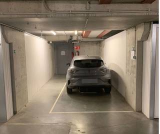 In een verzorgd garagecomplex, gelegen tussen de Smet de Naeyerlaan en de Vrijheidstraat, bevindt zich deze ondergrondse staanplaats op niveau...