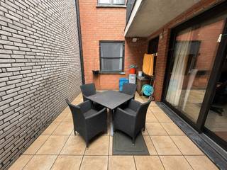 Aan het gezellige en rustige Wolleplein bevindt zich dit ruime 2 slaapkamer appartement. <br />Het gelijkvloers appartement heeft een bewoonbare oppervlakte van +/- 93 m² en heeft volgende indeling: <br />inkomhal/vestiaire, lichtrijke leefruimte met doorgang naar het terras , aparte keuken, praktische berging/wasplaats, apart toilet, 2 slaapkamers en een terras op de achterzijde.<br />Technisch: cv aardgas, tegelvloeren. Het appartement bevindt zich in een rustige Residentie. <br />De gemeenschappelijke kosten (verzekering, elektriciteit gang en septische put,...) worden tussentijds afgerekend gebaseerd op de werkelijke kosten.<br />Dit appartement is perfect voor bewoning met maximum 3 personen.