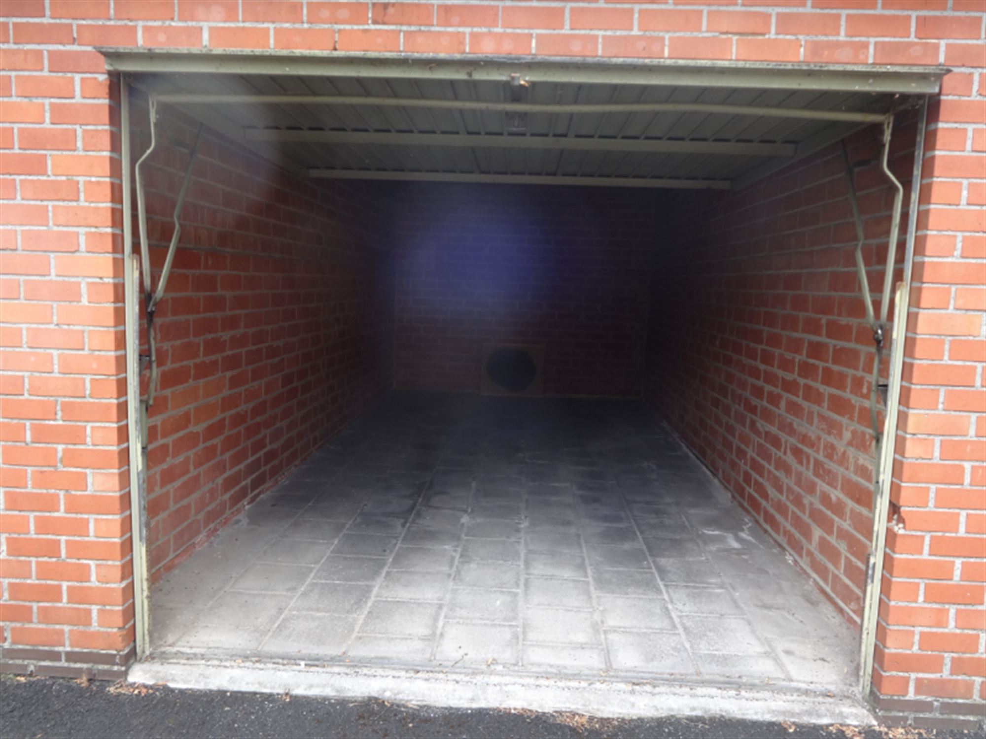 Garage box situé à Courtrai, Godfried Devreeselaan 17-19.  Libre le 01/11/2025.