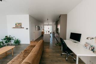 <p>EPC A++ | 3 slaapkamers | dressing | zonnepanelen | laadpaal | passieve vloerkoeling</p><p>3 jaar vrijgesteld van KI</p><p>Deze recente en volledig instapklare BEN-woning is gunstig gelegen op korte afstand van het centrum, winkels, scholen en openbaar vervoer. Dankzij de vlotte verbinding met de autostrade zijn ook omliggende gemeenten en steden gemakkelijk bereikbaar. De woning combineert een uitstekende ligging met hedendaags wooncomfort en een uitzonderlijk energiezuinig karakter.</p><p>Indeling</p><p>Via de inkomhal betreedt u de woning, waar een praktische ingebouwde vestiairekast voldoende ruimte biedt voor jassen en schoenen. Op het gelijkvloers bevindt zich eveneens een apart gastentoilet.<br />Verder bevinden zich hier de lichtrijke leefruimte, eetkamer en keuken. De verschillende leefruimtes sluiten mooi op elkaar aan en zorgen voor een aangenaam en ruimtelijk geheel.</p><p>Op de verdieping bevinden zich drie slaapkamers.<br />De grootste slaapkamer beschikt over een aansluitende dressing. De twee overige slaapkamers zijn elk ca. 10 m² groot. De badkamer heeft bad/douche.<br />Daarnaast is er op deze verdieping ook een tweede, apart toilet.</p><p>Buitenruimte<br />Ook buiten is het aangenaam vertoeven. Het terras is voorzien van een elektrische luifel, ideaal om op zonnige en warme dagen extra schaduw te creëren.<br />In de tuin bevindt zich bovendien een praktisch tuinhuis, ideaal voor het opbergen van fietsen, tuinmateriaal en andere spullen. Achter het huis bevindt zich nog een autostaanplaats die je langs achter kan betreden.</p><p>Energiezuinig en futureproof<br />Met een EPC-label A++ scoort deze woning bijzonder sterk op vlak van energiezuinigheid. De woning is uitgerust met zonnepanelen, een laadpaal en passieve vloerkoeling, wat zorgt voor een combinatie van een laag energieverbruik en aangenaam wooncomfort.</p><p>Bijzonderheden<br />• EPC-label A++<br />• Recente en volledig instapklare woning<br />• 3 slaapkamers<br />• Aansluitende dressing<br />• Badkamer met bad/douche<br />• 2 aparte toiletten, één op het gelijkvloers en één op de ver</p>