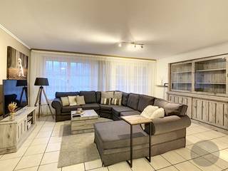 Zeer ruime en gezellige studio met centrale ligging vlakbij tal van winkels en de Zeedijk. De indeling is als volgt: ruime woonkamer, slaaphoek, keuken, badkamer met ligbad (aansluiting droogkast en wasmachine) en een afzonderlijk toilet. Kelder.