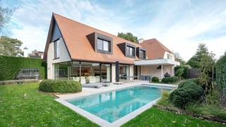 Villa entièrement rénovée, sise au calme au bord du Zoute. Orientation parfaite, Sud Ouest. Composition de la villa : entrée avec toilettes...