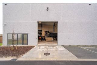Ontdek deze splinternieuwe KMO-unit van 227m² in het Harboort Business Park. De unit bestaat uit een loods met een vrije hoogte van 7 meter en...