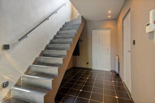 Gelegen langsheen verbindingsweg tussen Schoten en Brecht in deelgemeente Sint-Job in't Goor.Dit appartement omvat x2 kelderberging - dubbele garage...