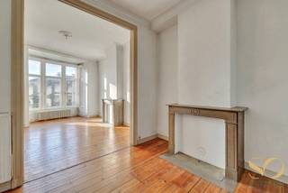 Ideaal gelegen in de Sint-Katelijnewijk, dichtbij talrijke winkels, op de 1e verdieping van karakteristiek gebouw, bieden wij u dit prachtige appartement van 103m2. Het biedt een inkomhal, een grote lichtrijke woonkamer, een aparte keuken, 2 grote slaapkamers (18 m² en 16 m²), een badkamer en een apart toilet. Kelder. EPC E. Dit appartement zal u bekoren met zijn goede locatie en uitzonderlijke woonkamer. Een bezoek is een must!