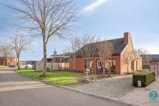 <p><strong>Vrijstaande op te frissen woning met veel potentieel in een rustige woonwijk te Retie</strong></p>
<p>In een mooie en rustige woonwijk te Retie bevindt zich deze vrijstaande woning op een aantrekkelijk perceel. De woning biedt tal van mogelijkheden voor wie op zoek is naar een charmante thuis die nog naar eigen smaak kan worden opgefrist.</p>
<p>Via de inkomhal komt u binnen in de gezellige en lichtrijke woonkamer, waar grote ramen en een houthaard zorgen voor een aangename sfeer. Aansluitend bevindt zich de keuken, die niet alleen in verbinding staat met de leefruimte, maar ook directe toegang biedt tot de tuin en de ruime kelder. Ook een kruipkelder is aanwezig.</p>
<p>Op het gelijkvloers beschikt de woning over drie slaapkamers, een apart gastentoilet en een badkamer voorzien van ligbad, douche, een lavabomeubel met dubbele wastafel en een extra toilet.</p>
<p>Via een houten vlizotrap bereikt u de zolderverdieping, waar eenvoudig twee bijkomende slaapkamers of een polyvalente ruimte kunnen worden ingericht.</p>
<p>De woning wordt omringd door een mooie tuin waar u in alle rust kan genieten. Daarnaast is er een afzonderlijke, ruime garage aanwezig.</p>
<p><strong> </strong><strong>Troeven van deze woning:</strong></p>
<ul>
<li>Vrijstaande woning op een mooi perceel</li>
<li>Rustige en aangename woonomgeving</li>
<li>EPC: 309 kWh/m²</li>
<li>Verwarming op gas via convectoren</li>
<li>Kelder en kruipkelder</li>
<li>Afzonderlijke garage</li>
<li>Geboorde grondwaterput</li>
</ul>
<p>Een woning met karakter, ruimte en vooral veel potentieel op een gegeerde locatie. Ideaal voor wie een thuis wil creëren naar eigen wensen.</p>