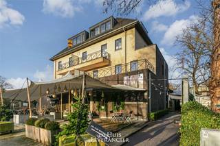 U zoekt een CENTRAAL gelegen appartement met een GROOT terras én een lift? Kom dan kijken naar deze INSTAPKLARE penthouse die u ongetwijfeld...