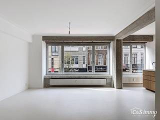 Ontdek dit recent gerenoveerde appartement op de eerste verdieping, gelegen in een bruisende en centrale buurt.<br />Via de ruime inkomhal, met mogelijkheden voor ingebouwde kasten, komt u naadloos in de lichtrijke woonkamer met een stijlvolle epoxyvloer en een prachtige open keuken. De keuken is volledig uitgerust met een vaatwasser, lavabo, kookplaat met ingebouwde dampkap, koelkast, vriezer en een combi oven-microgolf.<br />De nachthal, met een apart toilet, leidt naar twee ruime slaapkamers (12 m² en 15 m²), waarvan één toegang biedt tot het achterliggende terras. Daarnaast beschikt het appartement over een praktische berging met aansluiting voor een wasmachine. De badkamer werd eveneens vernieuwd en is voorzien van een ruime regendouche en een lavabo.<br />Extra berging in kelder voorzien- inbegrepen in de prijs. <br />Ziet u zichzelf al wonen op deze hippe locatie, vlakbij winkels, openbaar vervoer, het station en belangrijke invalswegen? Boek dan snel uw bezoek!