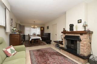 Ben je op zoek naar een woning met potentieel en een aangename tuin? Dan is deze charmante woning precies wat je zoekt!<br />We betreden de woning via de inkomhal met gastentoilet, die toegang biedt tot de gezellige leefruimte met sierhaard en aansluitend de keuken.<br />Achteraan bevindt zich de <strong>veranda</strong>, met zicht op de tuin.<br /><br />De woning beschikt verder over <strong>drie slaapkamers</strong> en een badkamer met alle basiscomfort.<br />De zolderverdieping is bereikbaar via een uittrektrap, maar biedt de mogelijkheid om – mits het plaatsen van een vaste trap – nog extra slaapkamers of hobbyruimte te creëren.<br /><br />De kelder zorgt voor extra opbergruimte, terwijl je buiten beschikt over een aangename tuin met tuinhuis.<br />Daarnaast is er een<strong> garage (3 m x 8 m) met automatische poort</strong>, en is er ruimte voor fietsen of bijkomende opslag.<br /><br />Troeven:
<ul>
<li>Ruime garage met automatische poort</li>
<li>Zonnige tuin met tuinhuis</li>
<li>Zolder met uitbreidingsmogelijkheden</li>
<li>Kelder aanwezig</li>
<li>Rustige, goed bereikbare ligging</li>
</ul>
Een ideale woning voor wie op zoek is naar een solide basis om naar eigen smaak te moderniseren.<br />Contacteer ons vandaag nog voor een bezoek! 03/775.78.79<br />Ben je ook van plan jouw eigendom te verkopen? Maak een afspraak voor een gratis schatting, wij maken er samen een succesverhaal van.