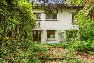 <p>Op zoek naar een uniek eigendom met karakter, ruimte en een ongeëvenaarde ligging in de natuur? <br />Dan is deze bijzondere woning absoluut een bezoek waard.</p>
<p>Gelegen op een prachtig perceel van maar liefst <strong>13.290 m²</strong>, bestaande uit natuurgelaten bos en een indrukwekkende vijver waarin u kunt zwemmen of vissen, geniet u hier dagelijks van rust, privacy en een uitzonderlijke natuurbeleving. Tegelijk bevindt de woning zich op een strategische locatie, vlakbij de oprit van de <strong>E19</strong> en op korte afstand van het centrum van <strong>Sint-Job-in-'t-Goor</strong> met winkels, scholen en andere voorzieningen.</p>
<p>De woning verwelkomt u via een ruime inkomhal met trap naar de verdieping. De gezellige leefruimte omvat een salon van ca. 38 m² met parketvloer en authentieke open haard. Aansluitend bevindt zich de eetkamer van ca. 16 m² met een Bourgondische tegelvloer. De ruime leefkeuken van ca. 23 m² biedt tal van mogelijkheden, in de veranda van ca. 20 m², kan u genieten van een prachtig uitzicht op het omliggende groen. Op het gelijkvloers vindt u verder een ruime slaapkamer, een douchekamer en een praktische berging.</p>
<p>De verdieping beschikt over drie volwaardige slaapkamers met authentieke planchervloeren en een badkamer.</p>
<p>Buiten vervolledigen een bijgebouw/atelier (ca. 7,4 m x 3,4 m), een houten garagegebouw en diverse tuinhuizen dit uitzonderlijke geheel.</p>
<p><strong>Deze woning dient volledig gerenoveerd te worden</strong>, maar biedt een zeldzame kans om een architecturale parel naar eigen smaak te restaureren op een droomlocatie waar natuur, ruimte en bereikbaarheid perfect samenkomen.</p>
<p><strong>Een unieke eigendom met ongekend potentieel voor liefhebbers van karaktervolle architectuur en buitengewoon wonen in het groen.<br /><br /></strong>Dit pand onderhevig is aan de renovatieverplichting die door de Vlaamse overheid wordt opgelegd voor residentiële gebouwen. Meer info op https://www.vlaanderen.be/een-woning-kopen/renovatieverplichting-voor-residentiele-gebouwen. <strong><br /></strong></p>