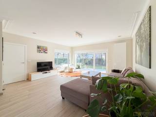 <p>RUIME VILLA met een UITZONDERLIJK WOONVOLUME van ca. 312 M², 6 SLAAPKAMERS en een VOLLEDIGE RENOVATIE (2025), waar MODERN WOONCOMFORT en ENERGIEZUINIGHEID perfect samenkomen. Deze INSTAPKLARE WONING is ideaal voor GROTE GEZINNEN of voor wie EXTRA RUIMTE zoekt voor een bureau, hobbyruimte of de combinatie van WONEN EN EEN ZELFSTANDIGE ACTIVITEIT. Op energetisch vlak blinkt de woning uit dankzij een CONDENSATIEKETEL in combinatie met LUCHT/LUCHT WARMTEPOMPEN voor verwarming en koeling, 28 ZONNEPANELEN, een THUISBATTERIJ, VENTILATIESYSTEEM D en een QBUS-DOMOTICASYSTEEM, wat zorgt voor een comfortabele en energie-efficiënte woonervaring. De indeling omvat een ruime inkomhal met gastentoilet, een lichtrijke woonkamer, een volledig ingerichte keuken met praktische berging/wasplaats, twee slaapkamers op het gelijkvloers, een eerste badkamer, een dressing/berging en een inpandige garage. Op de verdieping bevinden zich nog vier volwaardige slaapkamers, een tweede badkamer, een apart toilet en extra bergruimte. Buiten geniet u van een ruime oprit, een aangename tuin en een zonnig terras.<br /><br />Adres: Augustijn Moreelsstraat 1 te Oostakker<br /><br />EPC: 123 kWh/m², G-score en P-score A.</p>