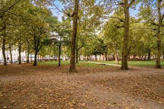 <p>In een kleinschalig gebouw met slechts vier appartementen bevindt zich dit appartement op de vierde en hoogste verdieping. Via de gemeenschappelijke inkomhal en trap bereik je het appartement, dat dankzij de ligging bovenaan geniet van extra rust.</p>
<p>Je betreedt het appartement via de leefruimte, die een open en praktische indeling heeft. Aan de voorzijde bevindt zich het keukentje, dat met wat vernieuwing volledig naar eigen smaak kan worden ingericht.</p>
<p>Vanuit de leefruimte heb je toegang tot een klein inpandig terrasje — een knusse buitenruimte waar je even kan ontspannen of genieten van een koffiemoment.</p>
<p>Verder beschikt het appartement over een hal met toegang tot de badkamer met inloopdouche, en een slaapkamer aan de achterzijde die zorgt voor de nodige rust en privacy.</p>
<p>Het appartement vraagt om een opfrissing, maar biedt tegelijk een mooie kans om er een sfeervolle en comfortabele woonplek van te maken. Ideaal voor wie op zoek is naar een compacte woning met potentieel en een extra vleugje buitenruimte.</p>