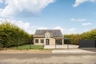 <p><span>Moderne villa met 3 slaapkamers en zwembad te Waasmunster!</span></p><p><span> </span></p><p><span>Deze charmante villa is gelegen in een </span><span>rustige woonwijk</span><span>.</span></p><p><span> </span></p><p><span>Bij het betreden van de woning komen we in de</span><span> inkomhal</span><span> dewelke voorzien is van een </span><span>praktische vestiaire kas</span><span>t en een </span><span>apart toilet</span><span>. Vanuit de inkomhal krijgen we direct toegang tot de </span><span>gezellige leefruimte</span><span> waar je in de avond een leuke sfeer en warmte kan creëren met de </span><span>elektrische kachel</span><span>. Dankzij de grote raampartijen kan je vooral genieten van </span><span>veel lichtinval</span><span>. </span></p><p><span>Aansluitend bevindt zich de</span><span> volledig geïnstalleerde open keuken</span><span> dewelke is uitgerust met een vaatwasser, combi-oven, inductiekookplaat, dampkap en een ingebouwde koelkast.</span></p><p><span>Naast de keuken is er een </span><span>praktische berging</span><span> aanwezig dewelke perfect is ingericht als wasplaats met </span><span>aansluitingen voor wasmachine en droogkas</span><span>t.</span></p><p><span> </span></p><p><span>Vanuit de leefruimte komen we in de </span><span>glazen veranda</span><span> met een </span><span>verwarmde zwembad</span><span> en een </span><span>pelletkachel</span><span>. Dankzij de doordachte </span><span>verlichting</span><span> geniet je hier ook 's avonds van een unieke en gezellige ambiance. De veranda is voorzien van </span><span>glazen schuifdeuren</span><span> die u volledig kunt openschuiven, wat zorgt voor een </span><span>naadloze overgang naar de tuin</span><span>, waar eveneens </span><span>tuinverlichting</span><span> aanwezig is. </span></p><p><span>Op het gelijkvloers is er een extra</span><span> multifunctionele ruimte</span><span>. Deze wordt momenteel gebruikt als tweede living, maar is ook uitermate geschikt als bureau of speelkamer. </span></p><p><span> </span></p><p><span>Op de eerste verdieping bevinden zich de</span><span> 3 slaapkamers</span><span>, waarvan 1 grote met een aansluitende dressing en 2 kleinere kamers.</span></p><p><span> </span></p><p><span>Er is een </span><span>ruime badkamer</span><span> beschikbaar met een jacuzzi-bad, een inloopdouche en een dubbele wastafel.</span></p><p><span>Ook hier is er een apart toilet voorzien.</span></p><p><span> </span></p><p><span>Het huis werd volledig gerenoveerd en beschikt over</span><span> 18 zonnepanelen</span><span>. </span></p><p><span>Voor een optimaal veiligheidsgevoel is de woning uitgerust met een </span><span>alarmsysteem en camerabewaking</span><span> buiten. </span></p><p><span> </span></p><p><span>Troeven:</span></p><p><span> </span></p><p><span>- EPC A</span></p><p><span>- Elektriciteit conform</span></p><p><span>- Ledverlichting</span></p><p><span>- Zonnepanelen</span></p><p><span>- Carport</span></p><p><span>- Airco</span></p><p><span>- Elektrische poort</span></p><p><span>- Alarmsysteem met camera's</span></p><p><span>- Zwembad</span></p><p><span> </span></p><p><span>Vrijblijvend advies met gratis schatting van uw eigendom? Neem gerust contact met ons op! </span></p><p><span> </span></p><p><span>Jessica Wojcik</span></p><p><span><span>Jessica@homeforyou.be</span></span></p><p><span>+32 488 24 97 20</span></p><p><span>7/7 bereikbaar</span></p><p><span> </span></p>