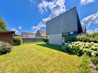 Op zoek naar een karaktervolle, instapklare woning op een rustige en aangename locatie? Deze bijzonder charmante open bebouwing uit 1998 combineert een unieke architecturale stijl met comfort, ruimte en een uitstekend onderhouden geheel.<br /><br />De woning werd in 2013 opgefrist en doorheen de jaren met veel zorg onderhouden, zowel binnen als buiten. Dankzij de doordachte indeling, de aangename lichtinval en de karaktervolle architectuur geniet je hier van een woning met een eigen uitstraling.<br /><br />Gelegen op een mooi en ideaal perceel van 586 m², vlakbij de speelpleinwerking en het speelpark, is dit bovendien een bijzonder fijne plek voor gezinnen. De rustige ligging in Watervliet (Sint-Laureins) zorgt voor een aangename woonomgeving waar rust en bereikbaarheid mooi samenkomen.<br /><br />Binnen beschikt de woning over een zeer nette keuken, voorzien van de nodige toestellen, en een gezellige leefruimte. De vernieuwde trappen vormen een mooie aanvulling op het geheel.<br /><br />Op de verdieping bevinden zich drie slaapkamers. De ruime masterbedroom beschikt over een eigen badkamer met ligbad. Daarnaast zijn er nog twee slaapkamers met een tweede badkamer, uitgerust met een douche. Een ideale indeling voor gezinnen, gasten of wie graag over extra ruimte beschikt.<br /><br />Ook technisch biedt deze woning heel wat troeven. Er is dubbele beglazing, centrale verwarming op aardgas via een CV-ketel van 2013 en comfortabele vloerverwarming. De woning beschikt over een EPC-label C en is vrijgesteld van renovatieplicht.<br /><br />Buiten wordt het plaatje compleet gemaakt door de volledig aangelegde en bijzonder goed onderhouden tuin. Met twee terrassen, een praktische tuinberging uit 2015 en een handige oprit is alles aanwezig om volop van de buitenruimte te genieten.<br /><br />Een bijzonder unieke woning met karakter, ruimte en een prachtige tuin, klaar om nieuwe bewoners te verwelkomen. Een bezoek is dan ook zeker de moeite waard om de unieke architectuur en de aangename sfeer van deze woning zelf te ontdekken.<br />Meer info? Mail gerust naar hallo@wijsvastgoed.be