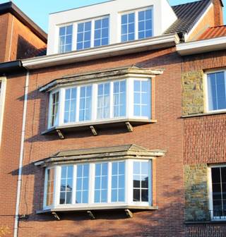 Gebouw met twee appartementen. Gelijkvloers: Inkomhal, garage en bergingen. Tuin.
Eerste verdieping: appartement met een slaapkamer, tweede verdieping, duplex appartement met drie slaapkamers.