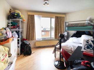 <p>Dit appartement met twee slaapkamers ligt in <strong>een rustige buurt</strong> van Merksem, vlakbij het toekomstige ringpark. Dankzij de centrale ligging, liggen alle voorzieningen in de directe omgeving.</p><p><strong>Het appartement bestaat uit</strong> een inkomhal – een woonkamer – een open keuken – een badkamer – 2 grote slaapkamers – een terrasje.</p><ul><li>Inclusief kelderberging</li><li>Conforme elektriciteitskeuring</li><li>Gunstige EPC-score</li><li>Grote berging in het appartement</li></ul>