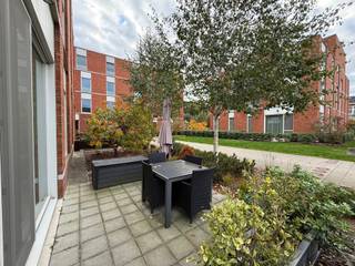 <strong>Instapklaar gelijkvloers appartement met 1 slaapkamer </strong><br /><br />- Perfect onderhouden <br />- Terras (niet omheind)<br />- Ruime badkamer<br />- Ruime slaapkamer<br />- Parkeerplaats inclusief (ondergronds)<br />- Zeer grote berging inclusief (ondergronds)<br /><br />- Direct beschikbaar.<br /><br />Voor meer informatie of een bezichtiging MAILEN naar info@flor-vastgoed.be