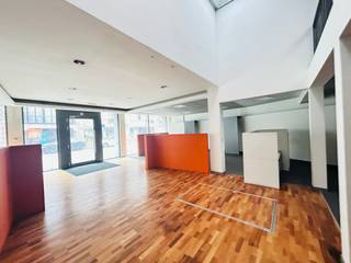 Menen - Handelspand te huur met een oppervlakte van 500 m².Op 150m van de Grote Markt te Menen vindt je dit handelspand terug.Grote, aangename...