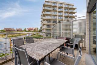 Duplex-appartement gelegen op de 1ste verdieping van de Residentie Calmeyn.<br /><br />Het appartement omvat een lichtrijke leefruimte met een open keuken en een berging.<br />Op de verdieping bevinden zich 2 slaapkamers en een badkamer met ligbad, lavabomeubel en een toilet.<br /> <br />Men geniet er van een prachtig terras met zon vanaf de ochtend tem de avond.<br />Zicht op de duinen en dit alles op 150m van het strand en de Esplanade.<br /> <br />Mogelijkheid tot aankoop van een ondergrondse parking.<br /> <br />Kortom, op zoek naar een instapklaar en lichtrijk appartement?<br />Aarzel niet en plan uw bezoek in.<br /> <br /><strong>Troeven:</strong>
<ul>
	<li>Instapklaar</li>
	<li>Ruim terras</li>
	<li>Elektriciteit conform</li>
	<li>Mooi rendement in verhuur</li>
	<li>Fietsenberging in het gebouw</li>
</ul>