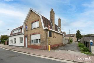 Charmante woning met tuin.STARTPRIJS: Elk bod boven deze startprijs wordt voorgelegd aan de eigenaars, die al dan niet kunnen ingaan op dit aanbod.Deze charmante woning combineert een aangename leefruimte met praktische ruimtes en een fijne buitenomgeving.Op het gelijkvloers beschikt de woning over een inkomhal, gezellige leefruimte en een open leefkeuken met aansluiting voor de wasmachine. Aansluitend bevindt zich een recente veranda van minder dan 5 jaar oud, die zorgt voor extra leefruimte en een mooie verbinding met het tuinterras en de buitenberging.Op de eerste verdieping vinden we een ruime badkamer met ligbad, douche, toilet en dubbele lavabo, naast een slaapkamer met dressing. Via een vaste trap bereikt u de zolderverdieping, waar zich nog een extra kamer bevindt die naar wens kan worden ingericht als slaapkamer, hobbyruimte of bureau.De woning beschikt over een EPC-label D, waardoor er geen renovatieverplichting geldt, de elektrische installatie is conform.Beschikbaarheid in overleg.📞 Contacteer Lorenzo voor een bezoek: 0492 08 08 08 – lorenzo@correctvastgoed.be👉 Online schattingstool: https://www.correctvastgoed.be/schatting