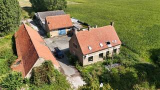 ATTENTION ! ACHAT EN BAIL EMPHYTEOTIQUE (Durée à discuter). MAISON A RENOVER AVEC GRANGE ET DÉPENDANCES, SITUÉE DANS UN ENVIRONNEMENT...