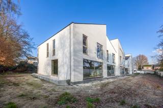 AANKOOP MOGELIJK AAN 6% BTW. INFORMEER NU NAAR DE VOORWAARDEN<br /><br />Woonproject Ganzenkuil in het centrum van Westmalle, wonen in het park.<br /><br />Woonproject Ganzenkuil zal bestaan uit 12 exclusieve appartementen en 10 ruime woningen. Elke woning en elk appartement is zorgvuldig ontworpen met aandacht voor detail en comfort. Met ruime interieurs, hoogwaardige afwerkingen en grote ramen die overvloedig daglicht binnenlaten, wordt u omringd door een sfeer van luxe en welzijn. Of u nu kiest voor een knusse woning met een eigen tuin of een elegante loft met een weids uitzicht, hier vindt u de perfecte woonruimte die naadloos aansluit op uw levensstijl en behoeften. Elke woning en elk appartement heeft een E-peil onder 30, dit onder meer dmv warmtepompen.<br /><br />Hoewel u zich midden in de rustige groene omgeving bevindt, bent u slechts enkele stappen verwijderd van het levendige dorpscentrum. Daarnaast biedt de omgeving volop mogelijkheden voor ontspanning en recreatie, met prachtige wandel- en fietsroutes in de nabijgelegen bossen en parken. <br /><br />Aarzel niet om uw droom waar te maken. Hier kunt u genieten van een perfecte balans tussen comfort en natuur, terwijl u profiteert van de nieuwste duurzame technieken. Neem vandaag nog contact met ons op en ontdek hoe u deel kunt uitmaken van deze buitengewone gemeenschap. <br /><br />Info en verkoop:<br />De verkoop geschiedt onder BTW op het constr en registratierechten op grondaandeel, onder de voorwaarden van de wet Breyne. Voor meer info of een verkennend gesprek, contacteer Karin 0486/97 84 27 of karin@reds.be