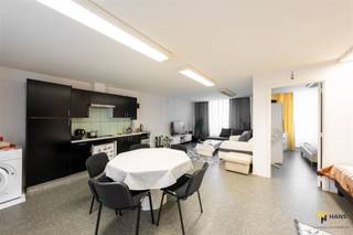 <p><span>Deze opbrengsteigendom is gunstig gelegen in de Te Couwelaarlei, op wandelafstand van het Rivierenhof. Dankzij de centrale ligging geniet je hier van een vlotte bereikbaarheid met zowel het openbaar vervoer als de auto.</span></p><p><span>Het pand is vergund opgedeeld in 4 kamers en een afzonderlijke wooneenheid:<br /></span><span>▪</span><span>️</span><span> Het gelijkvloers (±163 m²) voorzien van vier verhuurde kamers, met een gedeelde keuken en sanitair.<br /></span><span>▪</span><span>️</span><span> Een appartement op de bovenverdieping (±69 m²) met één slaapkamer.</span></p><p><span>De totale huuropbrengst bedraagt maar liefst €2450/maand, wat deze eigendom tot een uitstekende investeringsopportuniteit maakt.</span></p><p><span>Een opbrengsteigendom met gegarandeerde huurinkomsten? Laat deze opportuniteit niet voorbijgaan! Bewoonbare opp. 232 m² ref.: bruto vloeropp. Voor meer info of een gratis schatting surf naar www.hansimmo.be</span></p><p><span> </span></p>