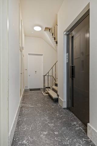 <br />Gelegen op de eerste verdieping van een verzorgd gebouw met lift bevindt zich dit te renoveren appartement boordevol potentieel.<br />Via de inkomhal op parketvloer, met praktische berging en een apart gastentoilet, betreedt u het appartement. De lichtrijke woonkamer met mooie parketvloer zorgt voor een warme en gezellige sfeer. Verder beschikt het appartement over een keuken, een badkamer met ligbad en een volwaardige slaapkamer.<br />Een ondergrondse kelderberging biedt extra opbergruimte.<br />Dankzij de centrale ligging zijn winkels, openbaar vervoer en andere voorzieningen vlot bereikbaar, wat het zowel voor eigen bewoning als investering bijzonder interessant maakt. Het appartement is momenteel verhuurd aan €500 per maand.<br />Bent u op zoek naar een centraal gelegen woonst die u volledig naar eigen smaak kan renoveren? Dan is dit een unieke opportuniteit! ✨