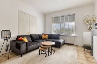 <p>Dit charmante gezinshuis ligt aan de rand van Aalst, vlak bij het stadscentrum, de OLV-campus, evenals het openbaar vervoer.</p><p>Op het gelijkvloers beschikt de woning over een ruime inkomhal, een gezellige zitkamer, een woonkamer, een grote en zeer goed uitgeruste keuken, een apart toilet, een badkamer met toilet, dubbele wastafel en douche, en een wasruimte. De woning beschikt tevens over een ingericht terras en een diepe tuin, een serre en een tuinhuisje. Ook aan opbergruimte is geen gebrek: aan de achterzijde bevindt zich een ruime voormalige stal met twee verdiepingen, ideaal voor het opbergen van allerlei materiaal of andere uitrusting.</p><p>Op de eerste verdieping bevinden zich twee ruime slaapkamers. Een vaste trap leidt naar de zolderkamer, die u naar eigen wens kunt inrichten als derde of vierde slaapkamer, als opslagruimte, als hobbykamer, als kantoor of als extra leefruimte.</p><p>Het huis is tevens voorzien van rolluiken, centrale verwarming op gas, een waterput, een conform elektrische installatie, een conformiteitsattest voor verhuur en bewoning, en beschikt over een gunstig EPC C-label, wat betekent dat er geen renovatieverplichting geldt.</p><p>Na ontvangst van de biedingen behoudt de verkoper zich het recht voor om al dan niet te verkopen aan het beste bod. De vermelde prijs is bijgevolg niet bindend voor de verkoper.</p><p>Meer info via 053/70.23.67 of info@derick.be</p>