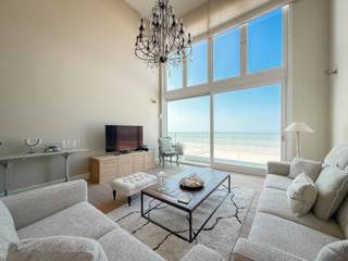 Appartement mezzanine exclusif avec deux terrasses ensoleillées, situé dans une résidence prestigieuse sur la digue au cœur du Zoute.<br /><br />Vous êtes accueilli dans un élégant hall d'entrée avec toilettes invités et espace vestiaire. Le vaste séjour baigné de lumière naturelle grâce aux grandes baies vitrées offre une vue panoramique spectaculaire sur la mer. La terrasse, s'étendant sur toute la largeur de l'appartement, est l'endroit idéal pour profiter de cette vue imprenable. Une salle à manger conviviale et une cuisine ouverte, équipée de tout le confort moderne, complètent cet espace. L’appartement dispose également de deux débarras pratiques.<br /><br />À l'arrière, se trouve la suite parentale spacieuse avec un large dressing et un accès direct à une grande terrasse ensoleillée offrant une vue dégagée.<br /><br />À l'étage mezzanine, vous trouverez un bureau élégant avec des placards intégrés, vous permettant de profiter à nouveau de la vue exceptionnelle sur la mer. Il y a également des toilettes séparées, un espace de rangement supplémentaire et une buanderie parfaitement agencée. À l'arrière, deux chambres supplémentaires de taille généreuse sont équipées de placards intégrés, chacune avec sa salle de bain ou salle de douche attenante.<br /><br />Cet appartement d'exception vous offre une expérience de vie exclusive sur un emplacement de choix au Zoute !