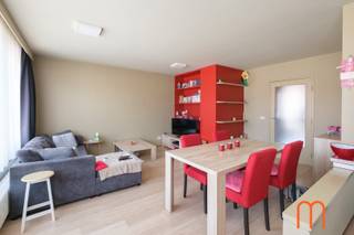 Ben je op zoek naar een <strong>instapklaar appartement te koop aan de kust</strong>? Ontdek dit smaakvol vernieuwde <strong>2-slaapkamerappartement in Mariakerke (Oostende)</strong>, gelegen in de geliefde en rustige wijk op wandelafstand van het strand, winkels en openbaar vervoer.<br />Dit appartement op de <strong>tweede verdieping</strong> van de verzorgde residentie <em>Lindenhof</em> biedt een ideale combinatie van comfort, licht en een bijzonder aangename ligging.<br /><br /><strong><u>Lichtrijke woonkamer &amp; vernieuwde keuken</u></strong><br />Bij het binnenkomen valt meteen de ruime inkomhal op, die toegang biedt tot de gezellige, lichtrijke woonkamer. <strong>Grote raampartijen</strong> zorgen voor een open en luchtig gevoel – perfect om tot rust te komen na een dag aan zee.<br /><br />De recent vernieuwde en praktisch ingerichte keuken sluit naadloos aan op de leefruimte en is voorzien van alle comfort voor dagelijks gebruik.<br /><br /><strong><u>2 rustige slaapkamers &amp; zonnig terras</u></strong><br />Achteraan het appartement bevinden zich <strong>twee mooie slaapkamers</strong>, gelegen aan de stille zijde van het gebouw.<br />Vanuit beide kamers bereik je het zonnige terrasje, waar je in alle privacy kan genieten van de buitenlucht.<br /><br /><strong><u>Comfort &amp; kwaliteit</u></strong><br />De badkamer werd fris en hedendaags ingericht met douche, en er is een afzonderlijk toilet aanwezig. Dankzij de volledige renovatie van het appartement (bouwjaar 1965, maar volledig vernieuwd) geniet je hier van hedendaags wooncomfort, centraal verwarmd op aardgas.<br /><br /><br />De elektrische installatie is positief gekeurd en het gunstige <strong>EPC-score van 175</strong> maakt dit een energiezuinige keuze aan de kust.<br /><br /><strong>Interessante investering – reeds verhuurd met goed rendement</strong><br /><br />Dit appartement is momenteel verhuurd, wat betekent dat je meteen geniet van stabiele huurinkomsten en een sterk rendement.<br />Dankzij de locatie, afwerking en energiezuinigheid blijft dit een bijzonder aantrekkelijke keuze voor investeerders die op zoek zijn naar een veilige en duurzame belegging aan de kust.<br /><br /><br /><strong><u>Belangrijkste kenmerken</u></strong><br />Gegeerde ligging in Mariakerke, nabij strand en winkels<br />75 m² woonoppervlakte + terras<br />2 slaapkamers aan de rustige achterzijde<br />Volledig vernieuwd appartement<br />Momenteel verhuurd – ideaal als investering met goed rendement<br />Positieve elektrische keuring<br />EPC: 175<br />Centrale verwarming op aardgas<br />KI: € 713