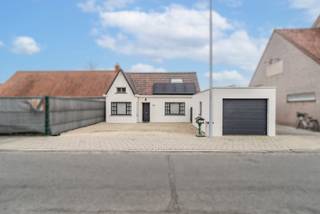 Ontdek deze charmante, instapklare woning in een rustige straat in Desselgem. De woning staat op een ruim perceel van 680 m2, beschikt over een...