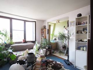 <strong>Lichtrijk duplexappartement met 2 slaapkamers nabij het Rozebroekenpark</strong><br /><br /><em>Voor meer info of bezoeken mail naar Info@carloeggermont.be</em><br /><br />Dit <strong>lichtrijke duplexappartement</strong> ligt op een boogscheut van het <strong>Rozebroekenpark</strong> en op wandelafstand van <strong>station Gent-Dampoort</strong>. Een ideale uitvalsbasis: minder dan tien minuten <strong>fietsen naar het centrum</strong>, en vlak bij diverse hogescholen en universiteiten.<br /><br />De unit maakt deel uit van een <strong>kleinschalige residentie</strong>, wat zorgt voor rust, een <strong>eenvoudig beheer</strong> en <strong>lage maandelijkse kosten</strong>. De mede-eigendom bestaat voornamelijk uit nieuwe eigenaars die samen bouwen aan een gelijkaardig verhaal: kleinschalig, kwalitatief en met oog voor de toekomst.<br /><br />Het <strong>appartement omvat</strong> een Inkomhal, leefruimte met keuken, een badkamer met douche en toilet, en eerste ruime kamer achteraan, en 2de aparte slaapkamer op de duplexverdieping.<br /><br /><strong>Interessante prijsklasse</strong>, en verder op te frissen of af te werken naar eigen hand. <strong>EPC-label D</strong>. Bovendien beschikt elk appartement over <strong>aparte tellers </strong>en een <strong>conforme elektriciteitskeuring.</strong><br /><br /><strong>Extra troef</strong> is de gemeenschappelijke fietsen en afvalbering.<br /><br /><strong>Een sterke opportuniteit voor ouders met studerende kinderen, investeerders of young professionals, dankzij zijn ligging, prijszetting en potentieel.</strong>