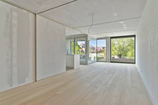 <p><br /><strong>Dit appartement bevindt zich op</strong> de <strong>eerste verdieping en heeft 2 slaapkamers en een terras van 19 m². Bij het appartement hoort een berging van 14 m². Met mogelijkheid tot aankoop één of meerdere ondergrondse autostaanplaatsen. </strong></p>

<p> </p>

<p>Deze appartementen werden ontworpen door architecten Goedefroo met het doorzon-principe waardoor er de hele dag zonlicht binnenkomt. Er werd gedacht aan modulair bouwen, zo is de tweede slaapkamer in enkele seconden omgevormd naar een extra grote living door enkele muren weg te schuiven. Op deze manier kan deze woning mee evalueren met de noden van ons leven.</p>

<p>Door de hoge raampartijen is er de ganse dag lichtinval in de leefruimte en wordt er een loftgevoel gecreëerd. De hoge afwerkingsgraad en materiaalkeuze biedt residentie Cavallo een ultiem wooncomfort. </p>

<p>Residentie Cavallo wordt op een duurzame manier voorzien van een basis koeling en verwarming. Via Geothermie in combinatie met betonkernactivering streven ze naar een collectieve binnentemperatuur van 16 graden, Deze installatie wordt aangedreven door zonnepanelen.  </p>

<p>Deze appartementen zijn <strong>volledig afgewerkt</strong> en  <strong>onmiddellijk beschikbaar</strong>. </p>

<p> </p>

<p>Meer weten? Neem vrijblijvend contact op met Jéröme 056/61.10.10 of jerome@immobossuyt.be</p>