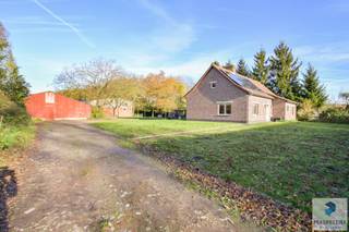 Richtprijs: €599.000 - LIEVEGEM - Uiterst goed gelegen woning met magazijn, schuur en weide op een uniek perceel  van 10 224m²De woning is landelijk...