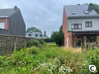 <p><span>Bouwgrond voor gesloten bebouwing op een gunstige locatie in Aartselaar</span></p><p><span> </span></p><p><span>Op een boogscheut van het centrum van Aartselaar bevindt zich deze bouwgrond van 206,67 m², geschikt voor het realiseren van een gesloten bebouwing.</span></p><p><span>De ligging combineert de nabijheid van het dorpscentrum met een vlotte bereikbaarheid van winkels, scholen, openbaar vervoer en belangrijke verbindingswegen.</span></p><p><span>Een bijkomende troef is dat er geen bouwverplichting geldt. U bepaalt dus zelf wanneer u uw bouwproject wenst te realiseren.</span></p><p><span>Een interessante opportuniteit voor wie op zoek is naar een bouwgrond op een centrale locatie in Aartselaar.</span></p><p><span> </span></p><p><span>De volledige bouwvoorschriften zijn te verkrijgen via ons kantoor 03 449.49.77 of via mail: david@coprimmo.be </span></p><p><span> </span></p>