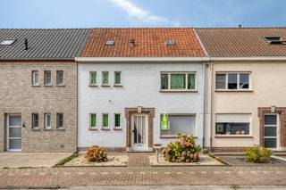Deze kloeke woning biedt tal van mogelijkheden en is ideaal voor wie op zoek is naar een renovatieproject met veel potentieel.<br />Dankzij de solide structuur, ruime indeling en gunstige ligging kan u deze woning volledig naar eigen smaak en wensen omvormen tot een comfortabele gezinswoning.<br /><br />De woning is gelegen in een bijzonder rustige wijk net buiten het centrum van Roeselare, met een vlotte verbinding naar zowel het stadscentrum als de Ring van Roeselare en de E403. Scholen, bushaltes en grootwarenhuizen bevinden zich bovendien op fietsafstand.<br />Via de voortuin bereiken we de woning. Deze ruimte biedt verschillende mogelijkheden en kan naar eigen wens worden heraangelegd of eventueel ingericht als autostaanplaats.<br /><br />Bij het betreden van de woning komen we in de inkomhal met gastentoilet. Aansluitend bevindt zich een ruime berging.<br />Vanuit de hal is er toegang tot de lichtrijke leefruimte, die in verbinding staat met de ruime keuken. Via de veranda bereikt u de gezellige, volledig omheinde tuin, waar u in alle rust kan genieten.<br />Verder biedt de inkomhal toegang tot de droge kelder.<br /><br />Op de eerste verdieping bevinden zich de nachthal, drie volwaardige slaapkamers en een badkamer.<br />Daarnaast is er nog een vierde kamer, die tal van mogelijkheden biedt en bijvoorbeeld kan worden gebruikt om de bestaande badkamer uit te breiden of als extra dressing, bureau of hobbyruimte.<br /><br />Via een vaste trap bereiken we de tweede verdieping, waar zich een ruime zolder bevindt.<br />Deze verdieping kan perfect worden ingericht als extra slaapkamer, eventueel gecombineerd met bijkomende bergruimte.<br /><br />Kortom, een woning met een solide basis en bijzonder veel potentieel voor wie op zoek is naar ruimte en de mogelijkheid om een woning volledig naar eigen smaak te renoveren.<br />De woning beschikt over een bewoonbare oppervlakte van 158 m² en is gelegen op een perceel van 175 m².<br /><br />Bent u op zoek naar een woning met mogelijkheden op een rustige, maar vlot bereikbare locatie in Roeselare? Aarzel dan niet om contact met ons op te nemen via 051/201 400 voor meer informatie of een bezoek.