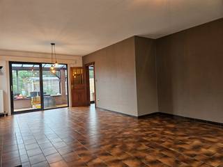 BEZOEK AANVRAGEN ENKEL MOGELIJK VIA VOLGENDE LINK: https://verlinden.mijnhuurprofiel.be/property/82b12801-b9f6-43e0-a008-be2193c110a5<br /><br />Deze woning is rustig gelegen in Mol-Heidehuizen doch dichtbij een (lagere) school, supermarkt en met een vlotte verbinding naar Mol-Centrum en omliggende gemeenten.<br /><br />Via de inkomhal kom je in de ruime leefruimte die opgedeeld is in een zit- en eethoek.<br />De keuken is voorzien van een kookplaat, afzuigkap, spoeltafel, betegeld aanrecht en voldoende opbergruimte. <br />Verder vind je op het gelijkvloers nog een toilet, wasplaats en bergruimte.<br /><br />De nachthal geeft toegang tot 2 slaapkamers en de betegelde badkamer met lavabo, douche en toilet. <br /><br />Verder beschikt de woning over een gezellige tuin met garage.<br /><br />Huurprijs: € 950/maand | beschikbaar: 01/03/2026 | EPC: 229 kWh/m² (label C)