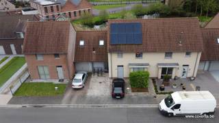 Deze instapklare woning bestaande uit: inkomhal met toilet, lichtrijke woonkamer - salon met grote open keuken met ontbijthoek en aansluitende berging. Wasplaats met bergplaats. Oprit.<br /><br />Op de verdieping hebben we de nachthal, 3 ruime slaapkamers en een 4de slaapkamer of bureel/dressing. Badkamer met bad/douche en apart toilet.<br /><br />Tuin met terras en tuinhuis. Zicht op een waterpartij.<br /><br /><u>Troeven?</u><br /><br />+ Energiezuinige woning (label A);<br />+ Recente verwarmingsketel, zonnepanelen;<br />+ Zolderruimte (mog. extra kamer);<br />+ Rustige kindvriendelijke wijk;<br />+ Zonnepanelen;<br />+ 4 slaapkamers - badkamer.<br /><br />EPC 100 kWh/m² UC3148536<br /><br />Vg – Wg – Gmo – Gvkr – Vv<br /><br />Benieuwd naar dit pand of een andere eigendom? www.coventa.be – 051 222 051