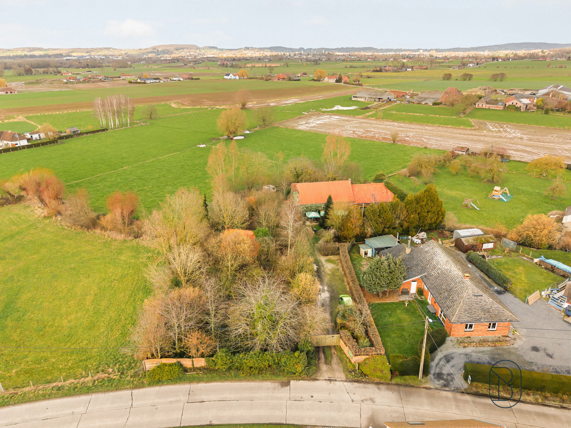 Hoeve met handelsruimte en woning, ideaal gelegen! - foto 4