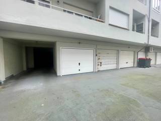 - Vlot bereikbaar - Veilig complex- Pal aan de ZeedijkVlot toegankelijke garagebox op enkele passen van het strand!  Zéér goed gelegen en vlot...