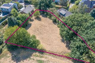 <p>Exclusive building plot of 12a 72ca with green views, Dilbeek.</p><p>Located at one of the highest points in the area, on the corner of Brusselstraat and Draaiberg/Kortemansstraat, this plot offers a magnificent view over a green agricultural zone. A discreet location that remains easily accessible via the E40 and R0, with shops nearby.</p><p></p><p>The plot is buildable within a zone of 17m wide by 18m deep, with a maximum floor area of 250m², in accordance with the subdivision regulations. Ideal for the construction of a spacious and comfortable detached villa.</p><p></p><p>In 2024, a building permit was already granted for a detached family home with ground floor and first floor under a flat roof structure. </p><p></p><p>Renderings are available for information purposes.</p><p></p><p>The full subdivision regulations are available on request via rune.stallaert@living-stone.be</p>