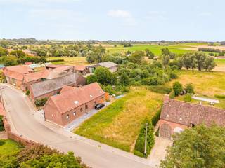 Deze bouwgrond is zeer mooi gelegen, genietend van alle rust en privacy, met een prachtig open zicht. Voor de bouw van een villa. 789m2. Straatbreedte 17m. Meer info: bureau@immobeguin.be