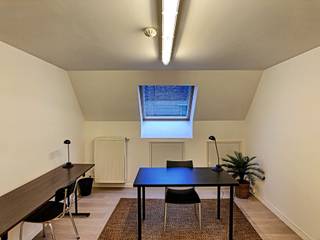 Het kantoorgebouw word ter beschikking gesteld in de vorm van verschillende aparte kantoorruimte gaande van 9m² of 15m².  Het gebouw is ideaal...