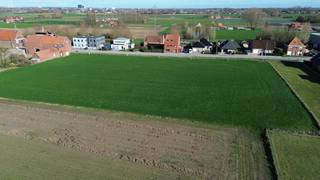 Strategically located along the Moorseelsesteenweg on the Vossemolen in Rumbeke, between house numbers 136 and 152 and near Beitem, is this subdivision with 5 spacious plots of land. The location combines easy accessibility via the N36 and E403 with the immediate vicinity of AZ Delta, Bergmolenbos, Sterrebos and the center of Rumbeke.LOT 2 is a plot of 1,698 m², suitable for the construction of an open building. With a street width of 20 meters and a depth of approximately 85 meters, this plot offers a spacious construction area of 14 meters wide and 22 meters deep. The west-facing garden enjoys afternoon and evening sun and borders the back of an agricultural zone with a permanent open view.According to regulations, up to 40% ancillary activities linked to living are possible, ideal for the office, practice, liberal profession or services. Thanks to its location, you can enjoy optimal visibility and accessibility.In addition, the following lots are available in this subdivision: Lot 1:1,661 m² | Lot 2:1,698 m² | Lot 3:1,674 m² | Lot 4:1,649 m² | Lot 5:2,176 m².A unique opportunity to build in a spacious and future-oriented way at a strategic location. You will soon be living here easily accessible and with a permanently open feeling thanks to the unobstructed rear view.