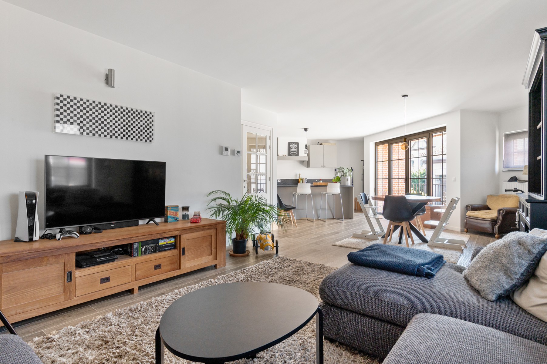 Gezellig en lichtrijk hoekappartement met 2 slaapkamers, 2 terrassen, autostaanplaats en kelder in hartje ’s-Gravenwezel - foto 1