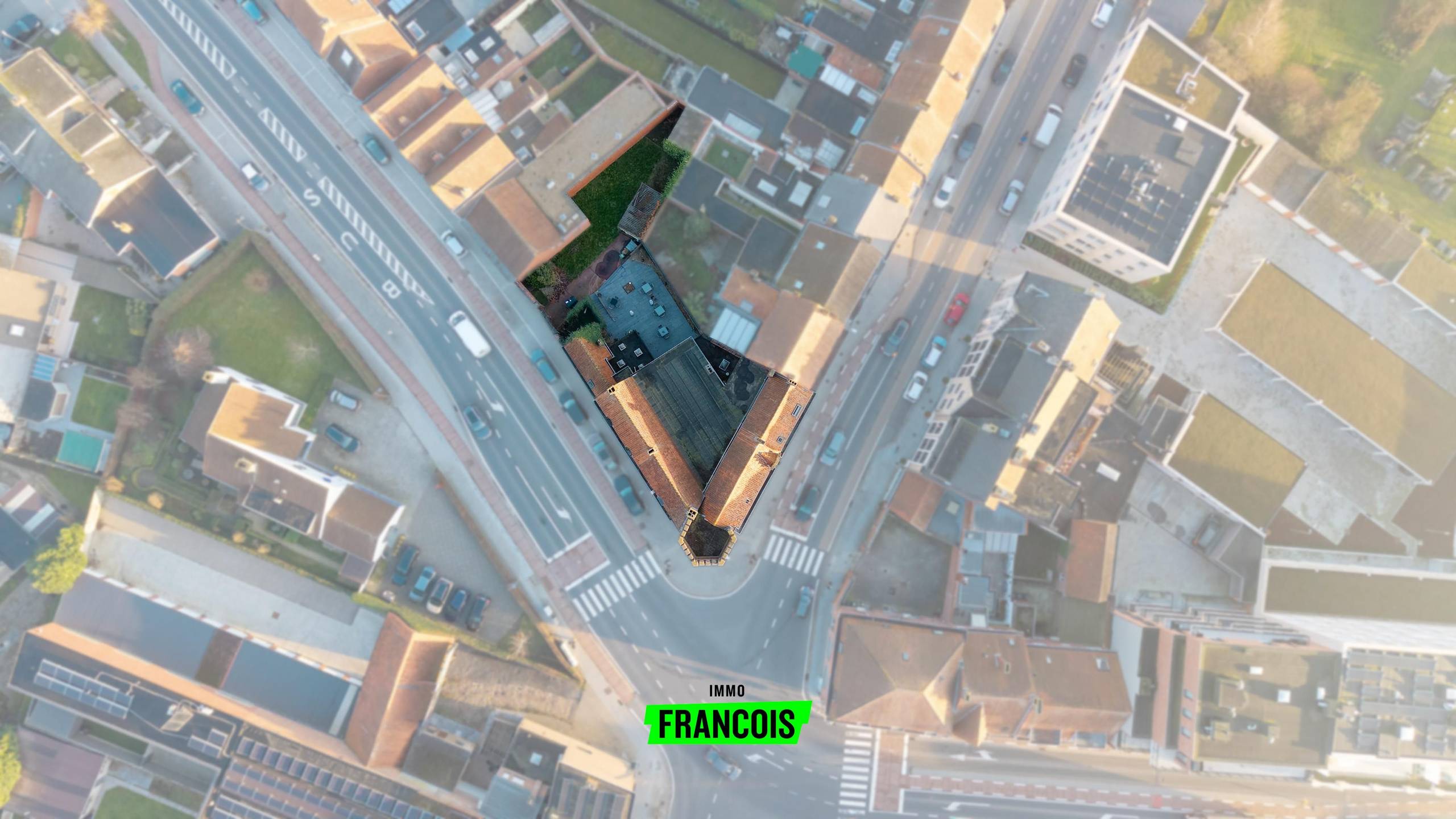 Overname van een uitzonderlijk ruim pand in het centrum van Ieper - foto 2